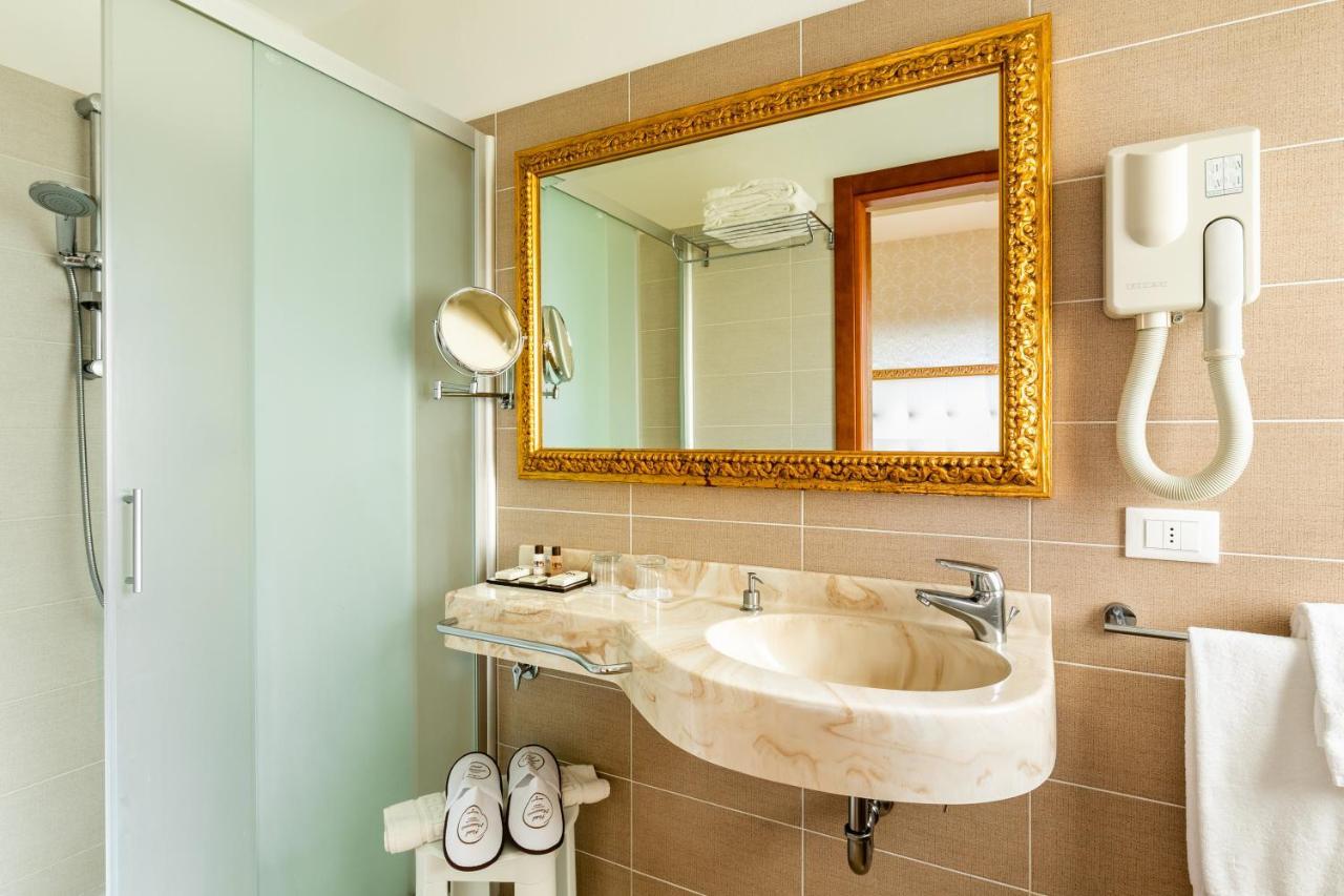 Hotel Mazzanti มิลาโน แมริตทิมา ภายนอก รูปภาพ