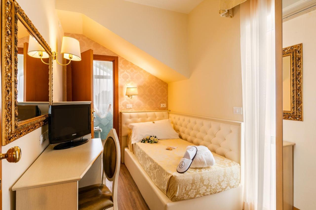 Hotel Mazzanti มิลาโน แมริตทิมา ภายนอก รูปภาพ